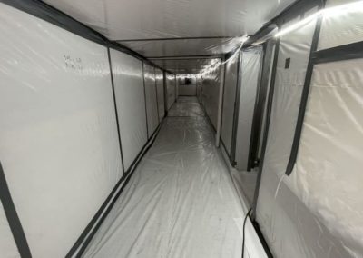 Désamiantage d'un couloir dans un bâtiment infecté