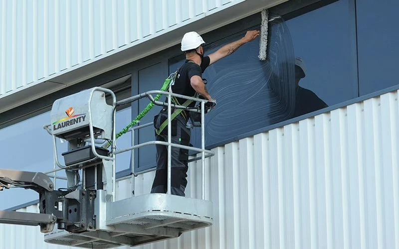 Nettoyage de vitres en hauteur avec nacelle et équipements spécialisés